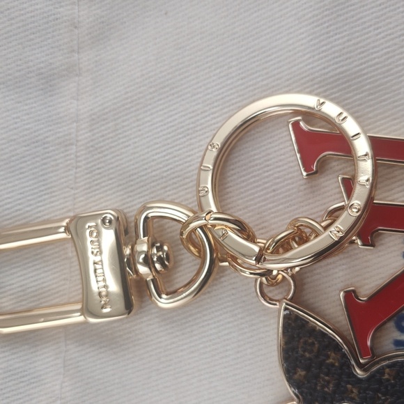 Authentic Louis Vuitton Gold and Red Key Holder Retail $999 NIB - Picture 2 of 4